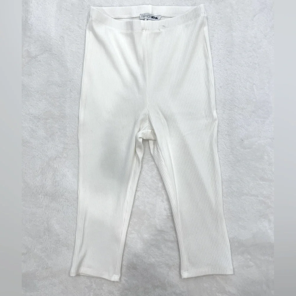 2-Piece Crop Top Capri Leggings Set - Picture 5 of 5